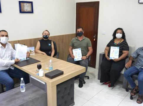 Vereadores recebem Sandra Finkler, do Conselho de Desenvolvimento dos Municípios Lindeiros