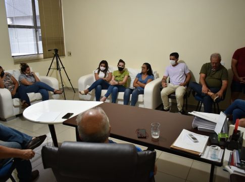 PREFEITO DE IGUATEMI RECEBEU ACADÊMICOS PARA TRATAR SOBRE REAJUSTE NA “AJUDA DE CUSTO DE FOMENTO”.