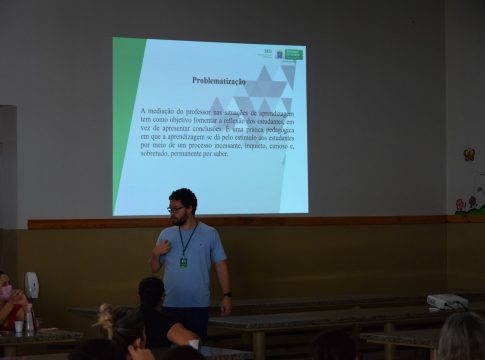 Profissionais da educação da Escola Tancredo Neves participaram de palestra sobre educação integral