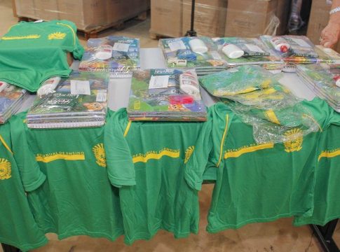 Com investimento de R$ 17,6 milhões, Governo do Estado entrega kits e uniformes escolares