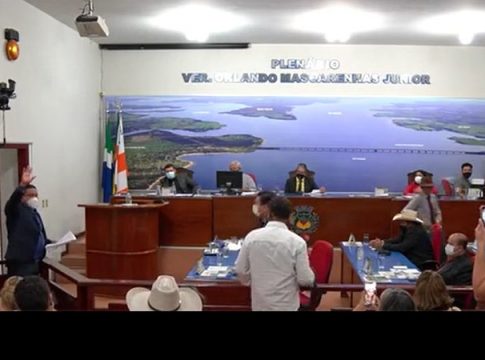 Confusão em Câmara termina com advogado dando voz de prisão a vereadores