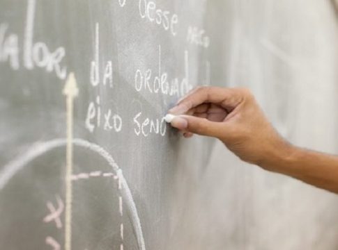 Governo do Estado abre concurso para professor, com salário superior a R$ 4 mil e 722 vagas