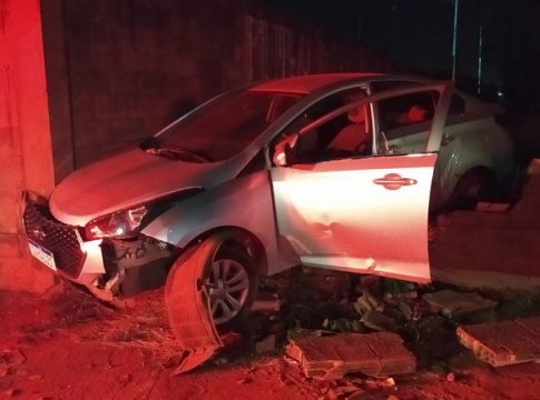 bandidos são perseguidos e batem carros roubados em Campo Grande