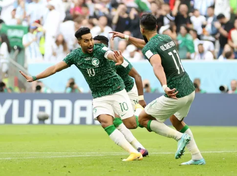 Messi marca, Argentina toma virada e perde na estreia do Mundial