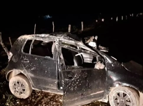 Motorista capota carro 7 vezes, duas pessoas morrem e quatro ficam feridas