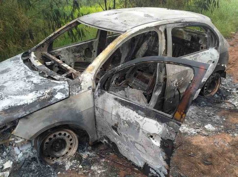 Carro usado por pistoleiros na execução de empresário é incendiado na fronteira