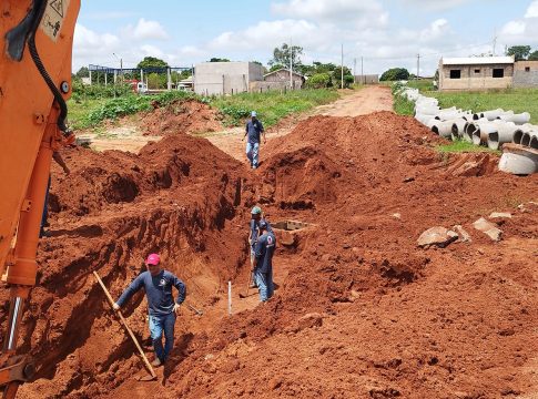 Iniciada drenagem para mais sete quadras asfalto no bairro Vila Nova