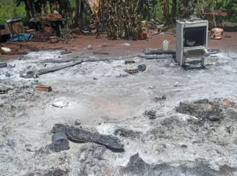 Irmãos incendeiam 4 casas após matarem homem em Maracaju