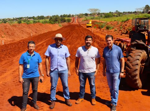 Prefeito Léo e vereador Devanir vistoriam obra da MS 295