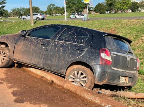 Motorista abandona carro após acidente, invade casa e é achado morto em piscina