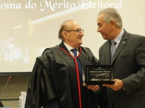 Reinaldo Azambuja recebe maior honraria da Justiça Eleitoral de Mato Grosso do Sul