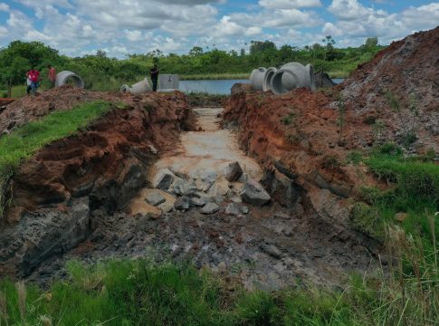 Prefeitura de Itaquiraí inicia construção de drenagem na zona rural