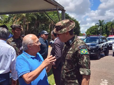 Prefeito Dr. Lídio trata com comandante do C.M.O, sobre o asfalto em frente o destacamento do Exército de Iguatemi