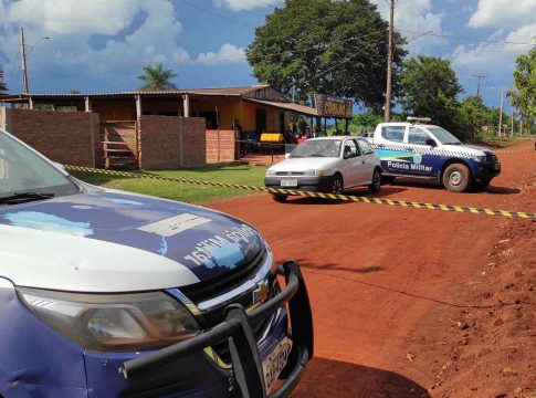 Familiares presenciaram homem assassinar primo com tiros na cabeça dentro do carro
