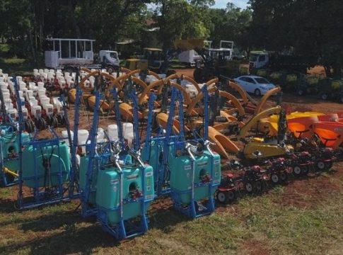 Em nova entrega, agricultura familiar recebe 189 implementos agrícolas e caminhões nesta segunda