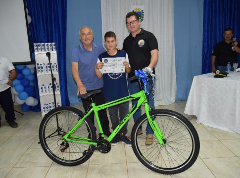 Polícia Militar realiza entrega de certificados para alunos do Projeto Bom de Bola Bom na Escola de Iguatemi