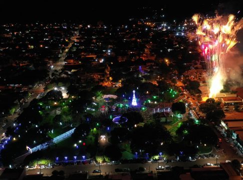 Prefeitura de Itaquiraí inaugura decoração natalina e promove grande show pirotécnico para as famílias itaquiraienses