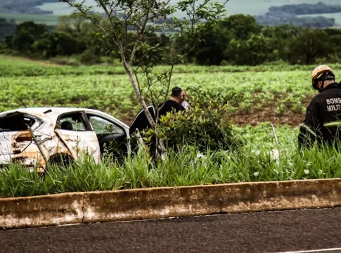 Motorista não consegue fazer ultrapassagem e capota HB20 na BR-262