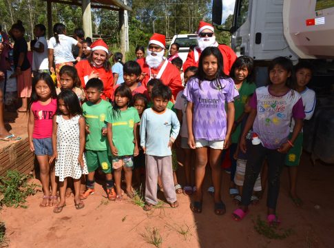 Iguatemi – Assistência Social faz entrega de produtos do P.A.A. panetones e brinquedos à moradores da Aldeia Pyelito