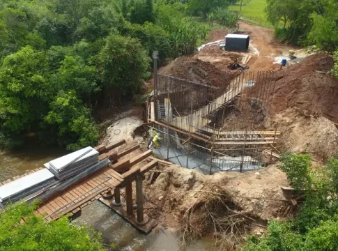 Prefeito de Amambai visita obra da ponte de concreto armado sobre o Rio Panduí