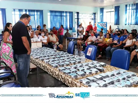 prefeito de Amambai ao realizar entrega129 óculos