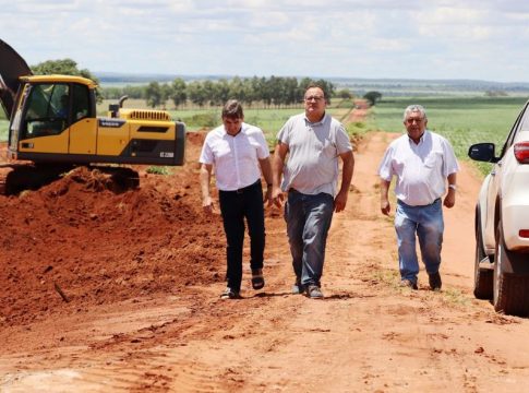 Trabalho de reestruturação de estradas é acompanhado pelo Prefeito de Amambai e equipe do consórcio CONISUL
