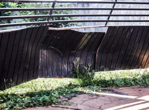Transtornado, homem joga carro em portão para invadir casa e é perseguido pela PM no Guanandi