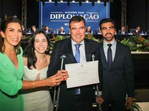 Emocionado e ao lado da família, Eduardo Riedel é diplomado governador de Mato Grosso do Sul