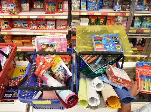 Material escolar está mais caro este ano e pesquisa antes da compra é saída para economizar