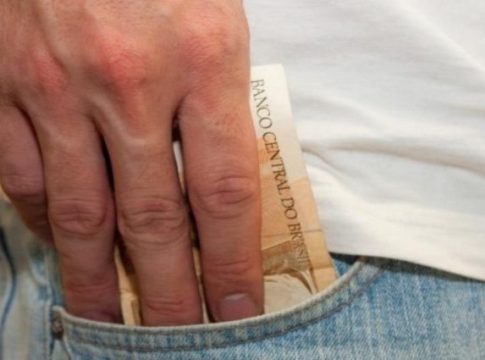 Salário de 86 mil servidores estará disponível dia 3, injetando R$ 406 milhões na economia