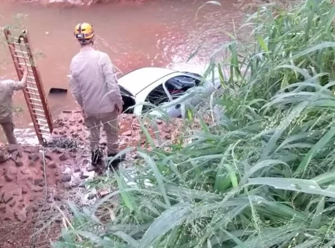 Carro cai em córrego e mata duas pessoas nesta segunda-feira