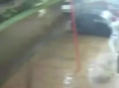 Mulher atropela 2 vezes padrasto em calçada que é socorrido com afundamento de crânio