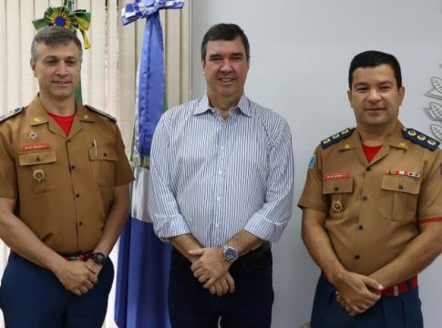 Eduardo Riedel empossa novo comandante e sub-comandante do Corpo de Bombeiros