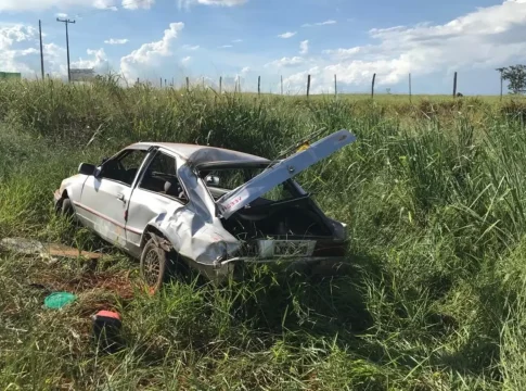 Passageira morre ao ser lançada de veículo em capotamento na BR-267