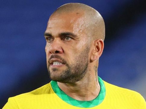 Daniel Alves sai preso de delegacia em Barcelona por suposta agressão sexual