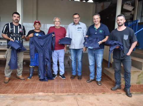 Prefeito, vice e secretário de Obras entregam macacões para servidores do pátio de obras de Iguatemi