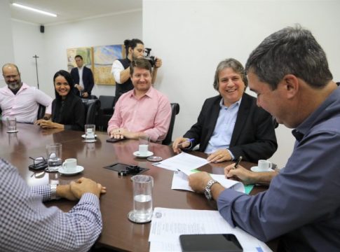 Com foco no planejamento de 2023, governador assina primeiro contrato de gestão com a Segov