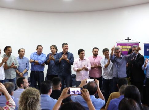 Governo de MS entrega kits com materiais para prática esportiva em 61 escolas de Campo Grande
