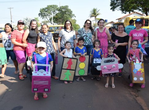 Alunos da Rede Municipal de Ensino de Iguatemi desfilaram com carrinhos de material reciclável na Semana do Trânsito