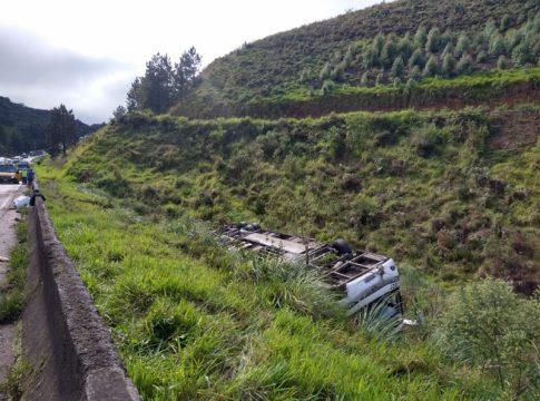 Ônibus com mais de 50 passageiros cai em ribanceira no Paraná