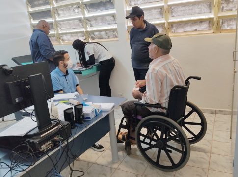 Oficina Ortopédica da carreta itinerante do CER/APAE presta atendimentos em Naviraí