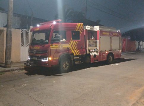 Idosa que morreu na garagem de casa foi encontrada pelo marido prensada pelo carro na parede