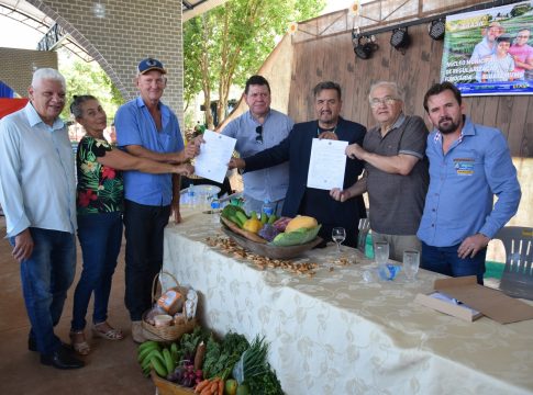 Dr. Lídio celebra a entrega de contratos de concessão de uso para pequenos produtores dos assentamentos “Colorado e Rancho Loma”
