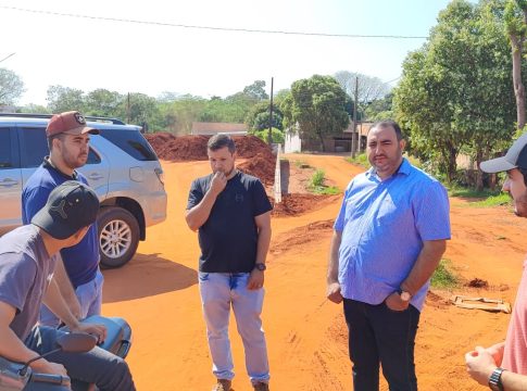 Vereador Paulão visita obras na praça do Bairro Itaipu