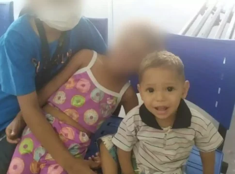 Criança morre atropelada enquanto brincava em quintal de casa