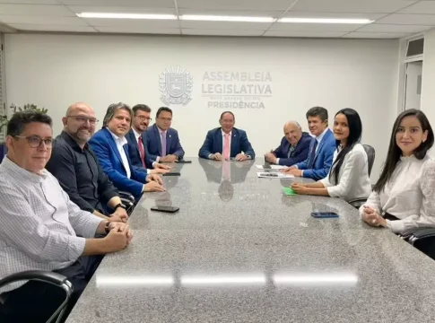 Projeto que reajusta salário de 20 mil professores tramitará com urgência