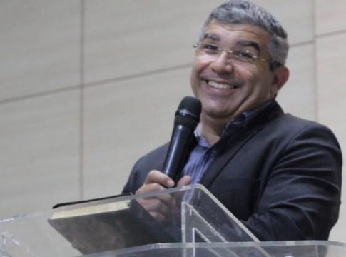 Com despedidas de familiares e fiéis, corpo de pastor que morreu de malária é velado em Dourados