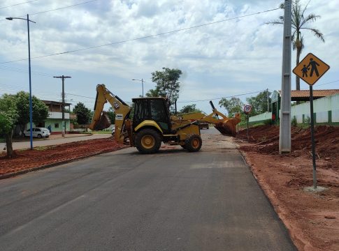 Canteiro da Avenida Otaviano Corrêa em Mundo Novo recebe limpeza e sinalização de trânsito deve ser feita neste final de semana