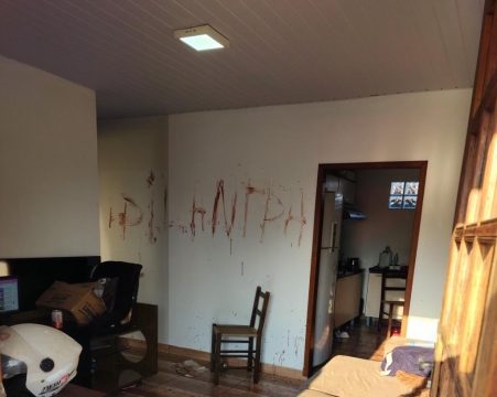 Cena de terror: homem espanca mulher em Toledo e escreve na parede com sangue da vítima