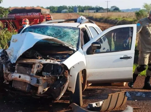 Motorista morre ao bater carro com “muamba” em trator na BR-463
